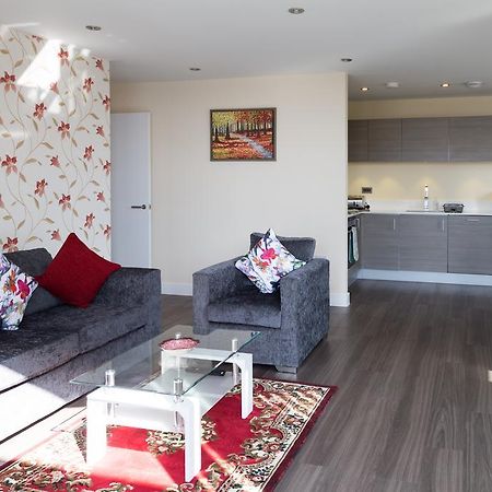 Contemporary & Homely Penthouse, 2 Mins Walk From Cambridge Station, Lift Access, Secured Gated On-Site Parking, Self Check-In, Super Fast Wifi, Terrace & Sleeps 6 외부 사진