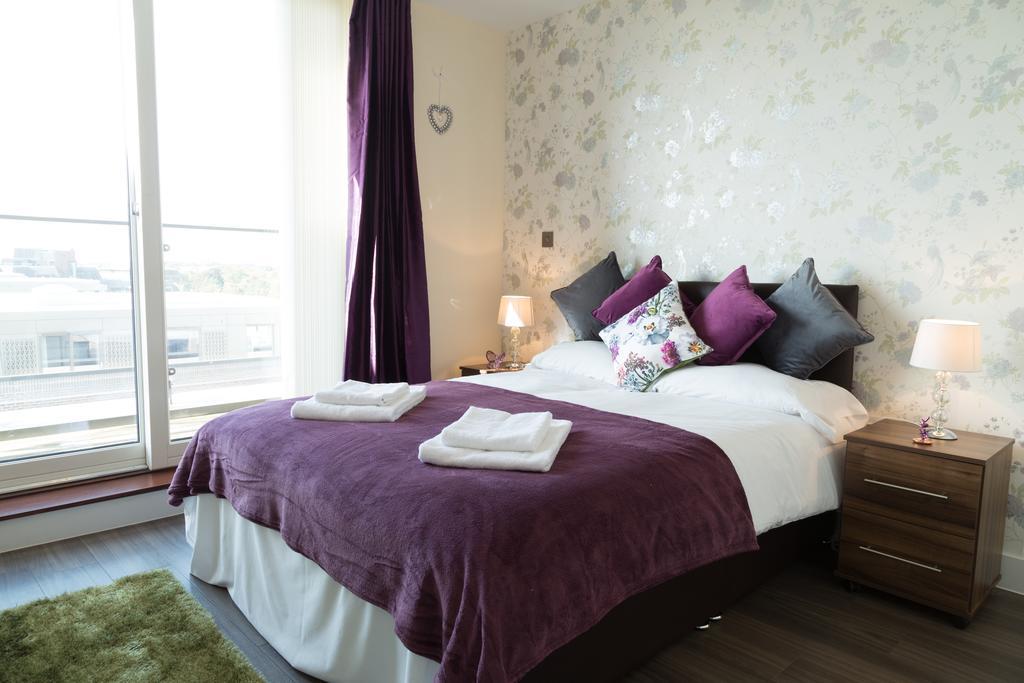Contemporary & Homely Penthouse, 2 Mins Walk From Cambridge Station, Lift Access, Secured Gated On-Site Parking, Self Check-In, Super Fast Wifi, Terrace & Sleeps 6 외부 사진