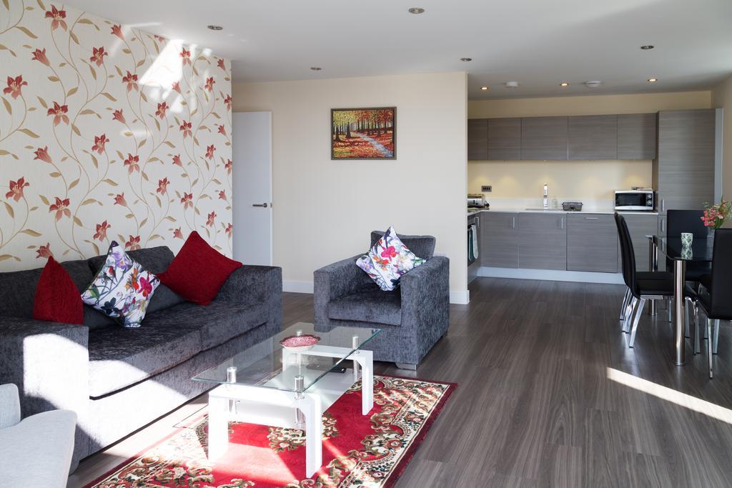Contemporary & Homely Penthouse, 2 Mins Walk From Cambridge Station, Lift Access, Secured Gated On-Site Parking, Self Check-In, Super Fast Wifi, Terrace & Sleeps 6 외부 사진