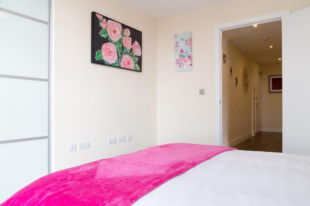 Contemporary & Homely Penthouse, 2 Mins Walk From Cambridge Station, Lift Access, Secured Gated On-Site Parking, Self Check-In, Super Fast Wifi, Terrace & Sleeps 6 외부 사진