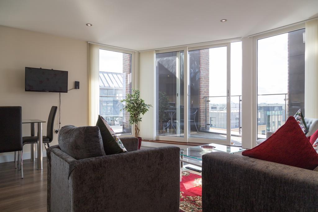 Contemporary & Homely Penthouse, 2 Mins Walk From Cambridge Station, Lift Access, Secured Gated On-Site Parking, Self Check-In, Super Fast Wifi, Terrace & Sleeps 6 외부 사진