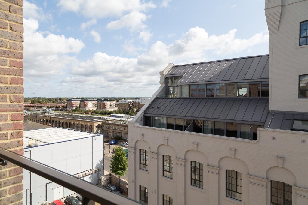 Contemporary & Homely Penthouse, 2 Mins Walk From Cambridge Station, Lift Access, Secured Gated On-Site Parking, Self Check-In, Super Fast Wifi, Terrace & Sleeps 6 외부 사진