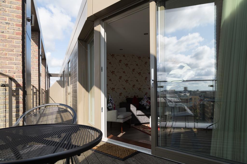 Contemporary & Homely Penthouse, 2 Mins Walk From Cambridge Station, Lift Access, Secured Gated On-Site Parking, Self Check-In, Super Fast Wifi, Terrace & Sleeps 6 외부 사진
