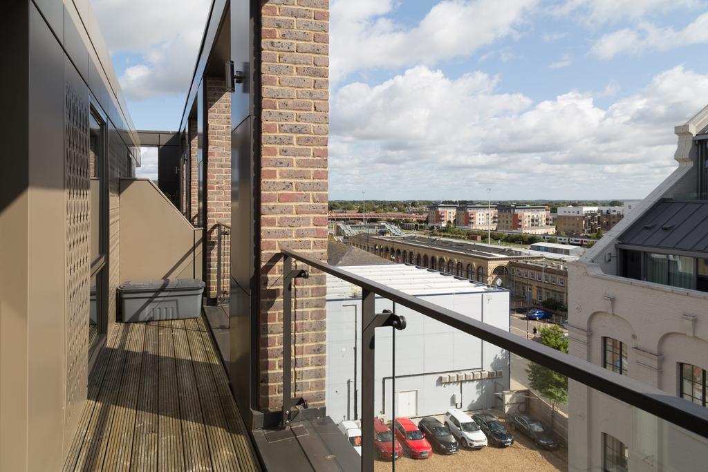 Contemporary & Homely Penthouse, 2 Mins Walk From Cambridge Station, Lift Access, Secured Gated On-Site Parking, Self Check-In, Super Fast Wifi, Terrace & Sleeps 6 외부 사진
