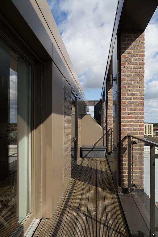 Contemporary & Homely Penthouse, 2 Mins Walk From Cambridge Station, Lift Access, Secured Gated On-Site Parking, Self Check-In, Super Fast Wifi, Terrace & Sleeps 6 외부 사진