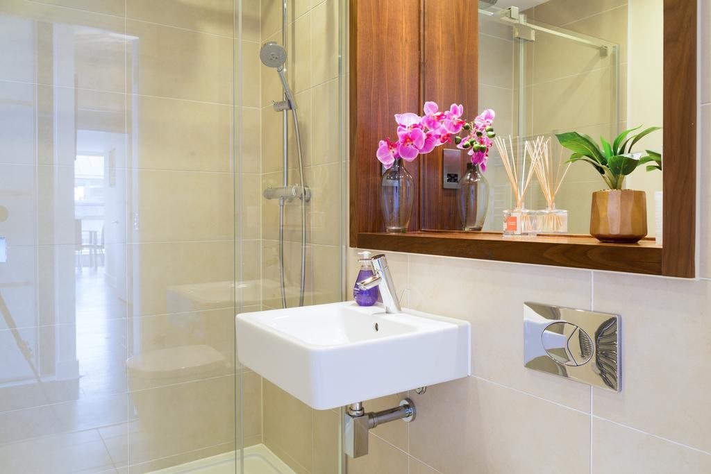 Contemporary & Homely Penthouse, 2 Mins Walk From Cambridge Station, Lift Access, Secured Gated On-Site Parking, Self Check-In, Super Fast Wifi, Terrace & Sleeps 6 외부 사진